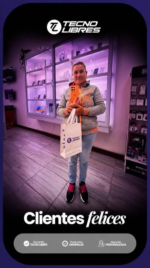 Cliente de Tecno Libres con su compra