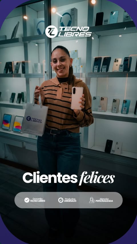Cliente de Tecno Libres con su compra