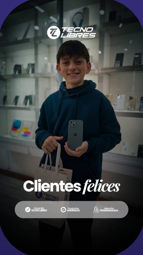 Cliente de Tecno Libres con su compra