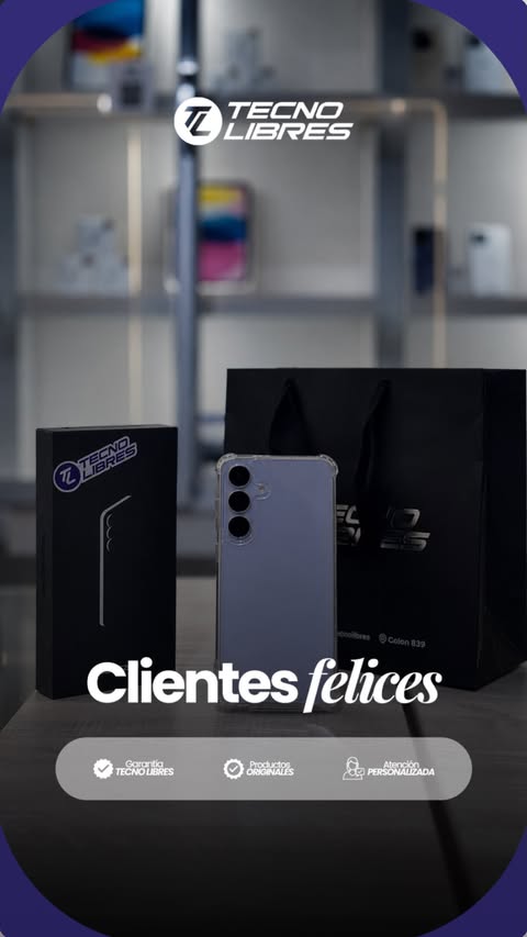 Cliente de Tecno Libres con su compra