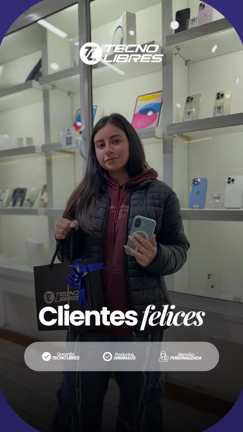 Cliente de Tecno Libres con su compra