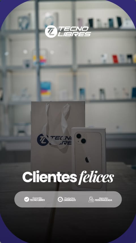 Cliente de Tecno Libres con su compra