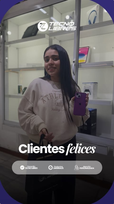 Cliente de Tecno Libres con su compra